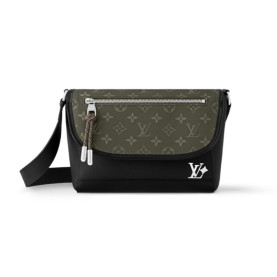 LOUIS VUITTON 루이비통 펄스 메신저 M12625