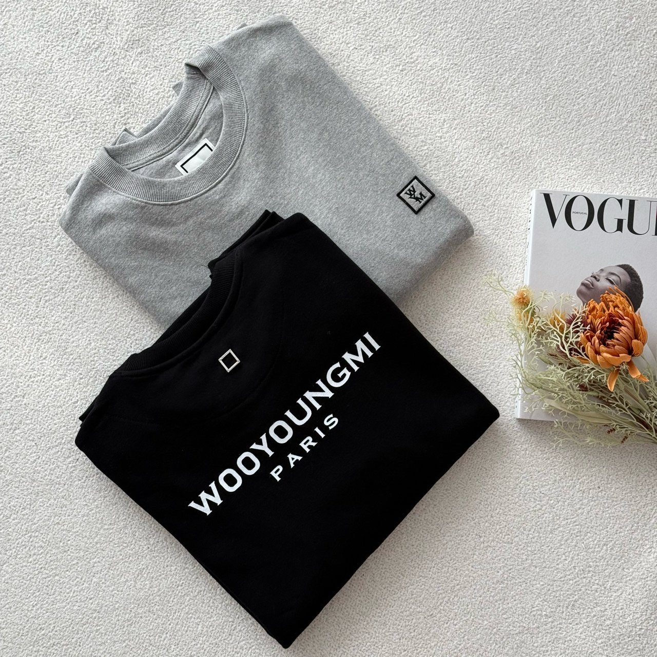 WOOYOUNGMI 우영미 자수 패치 백로고 기모 맨투맨 2COLOR