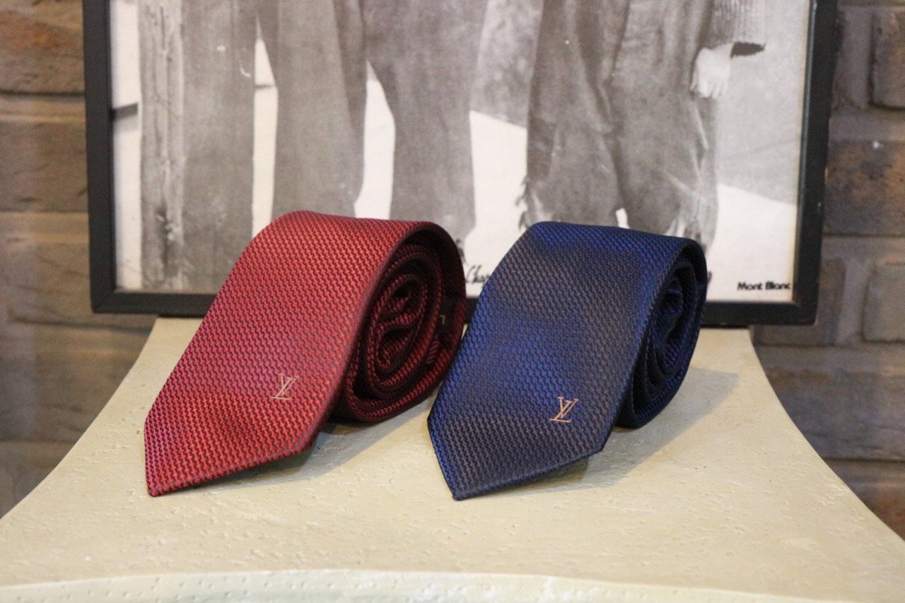 LOUIS VUITTON 루이비통 펀칭 자수 넥타이